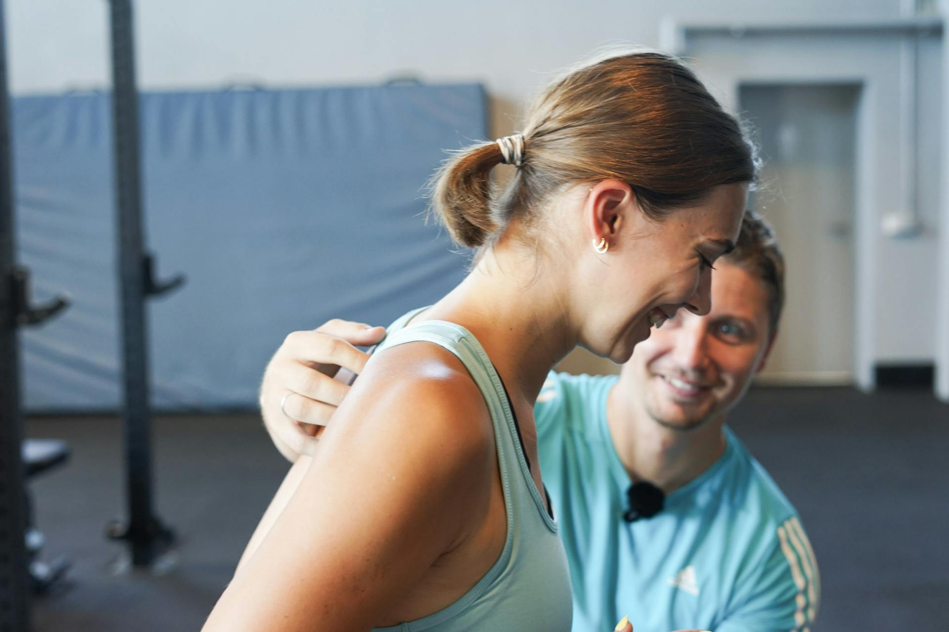 Laufexperte Nils trainiert Kundin im Personal Training für Läufer