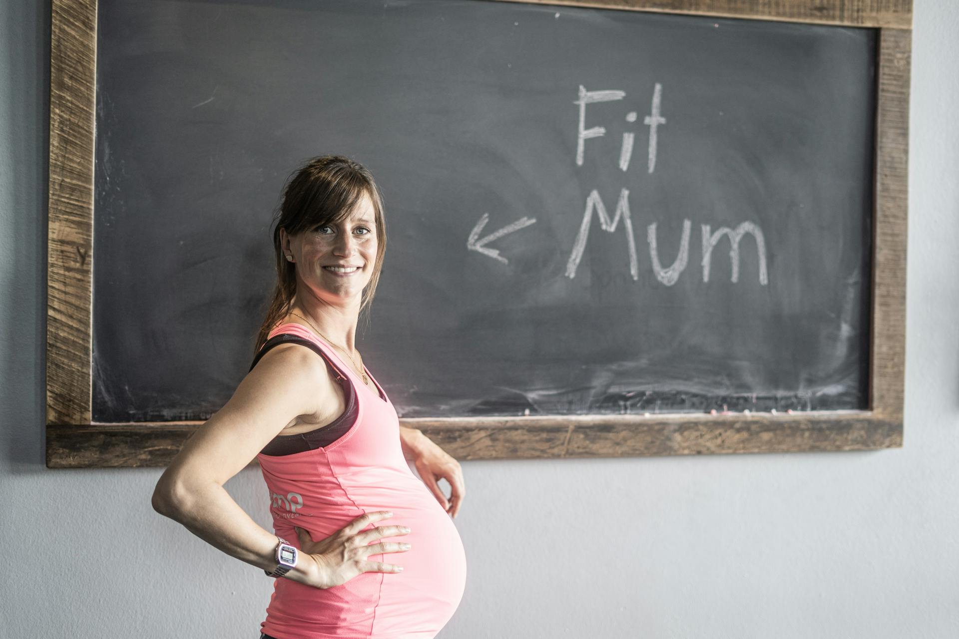 Frau im Personal Training für Schwangere