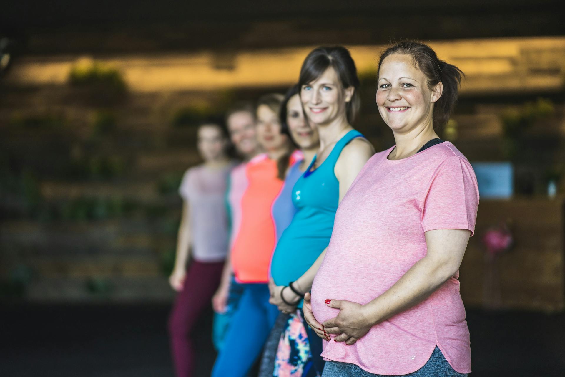 Eine Gruppe von Schwangeren schaut in die Kamera