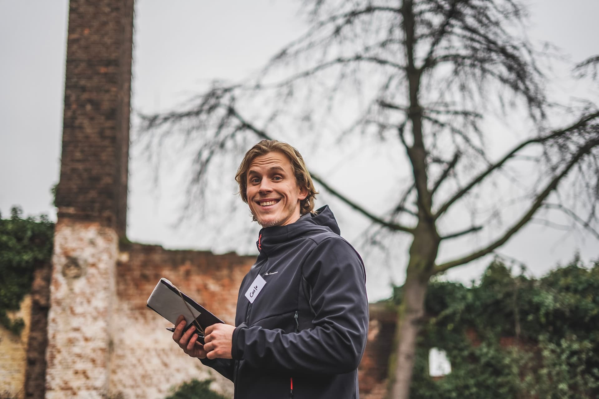Personal Trainer Carlo Winkelmann mit Mappe in der Hand.