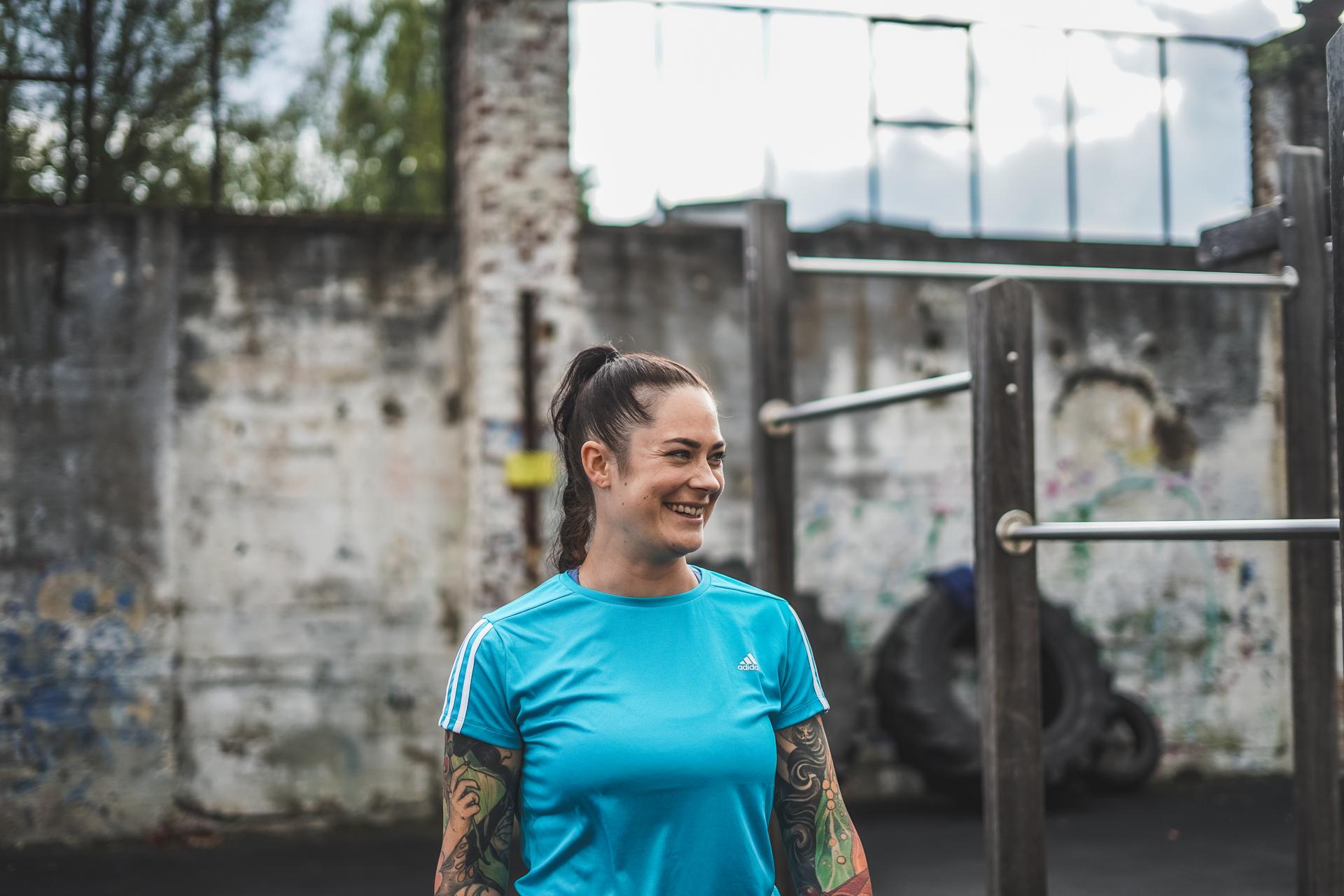 Personal Trainer Ramona Meier Koeln im blauen shirt