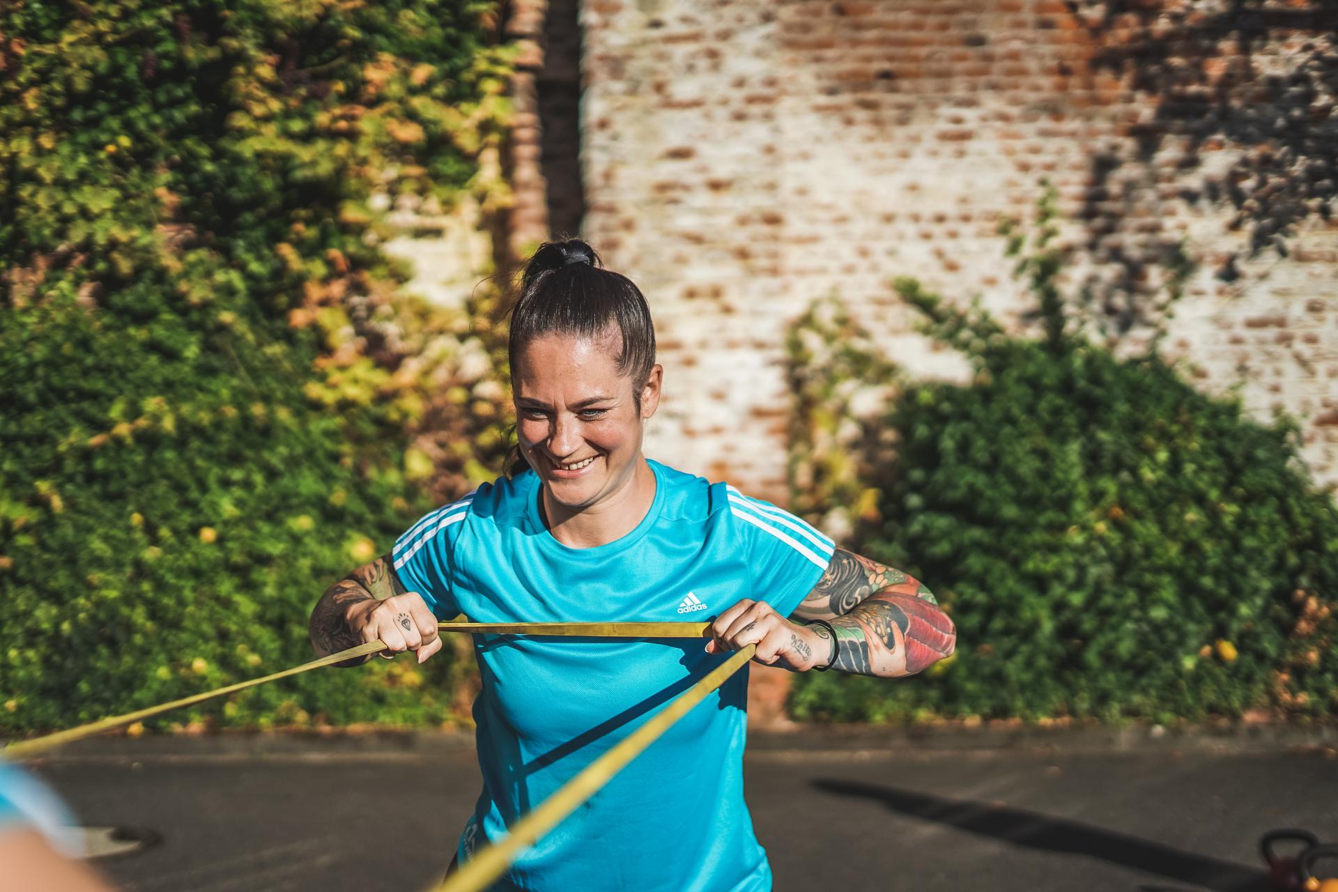 Fitness Coach Ramona Meier Köln zieht am Superband