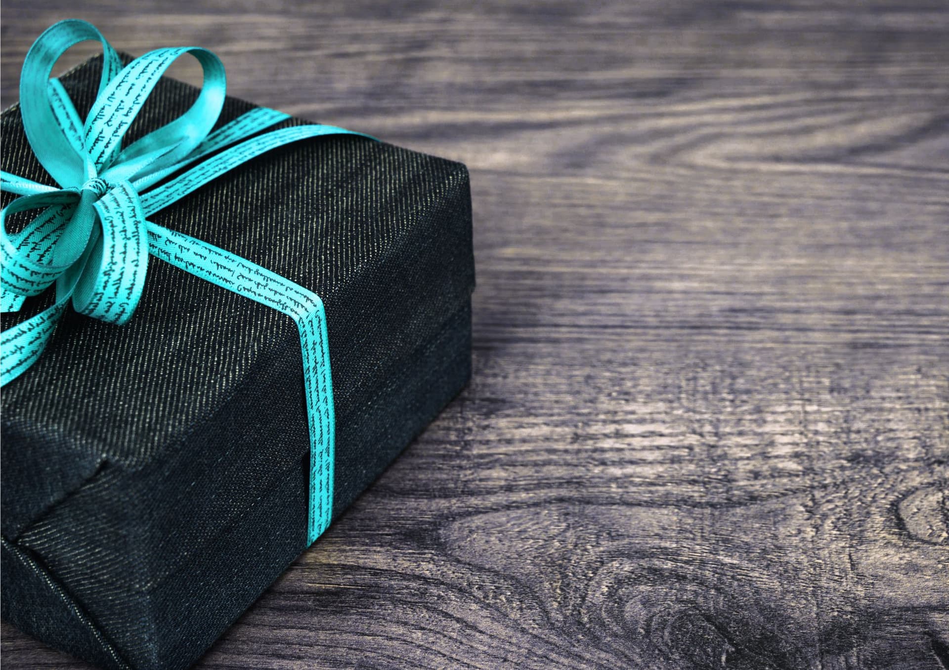 Kursteilnehmer werden von Coach Lukas beim Laufen angefeuert