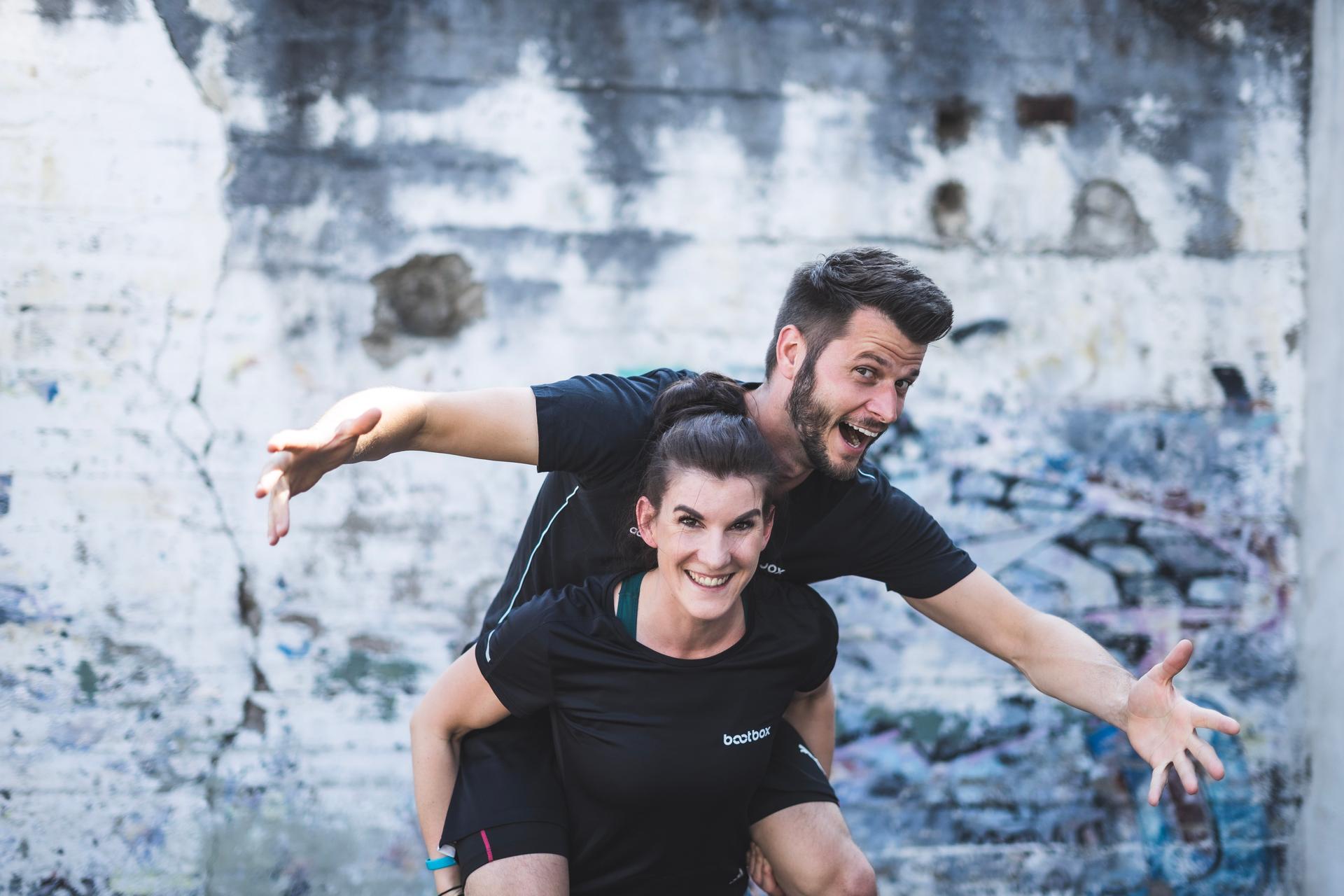 Zwei Trainer der Bootbox Köln beim Huckepack tragen