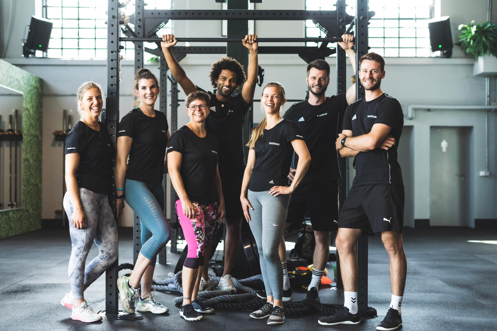 Das Trainerteam der Bootbox Köln lacht in die Kamera