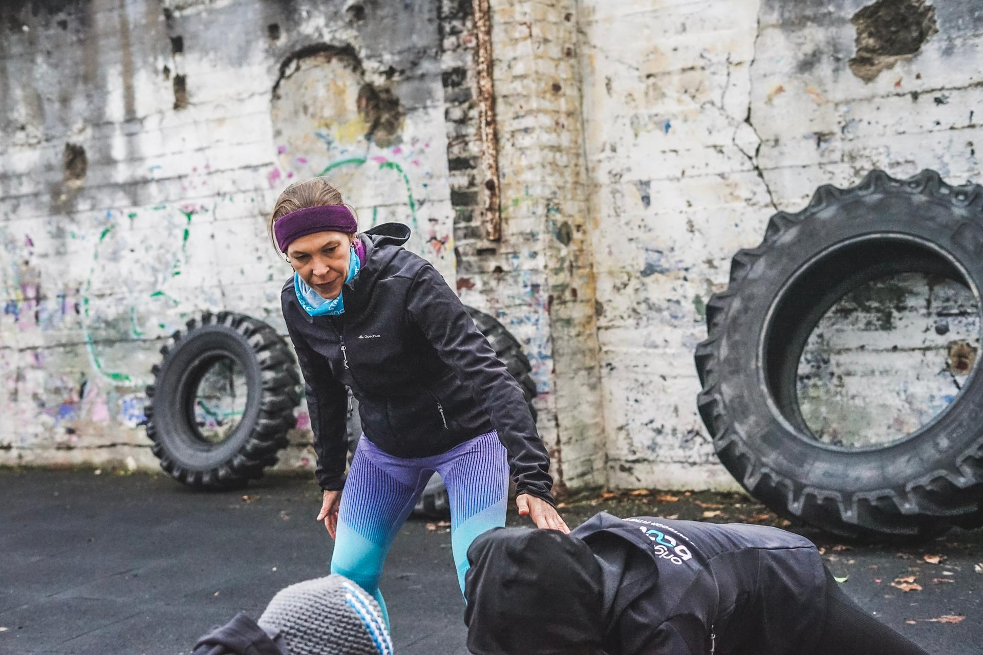 Personal Trainerin Janina Sarrio in der Bootbox beim coachen