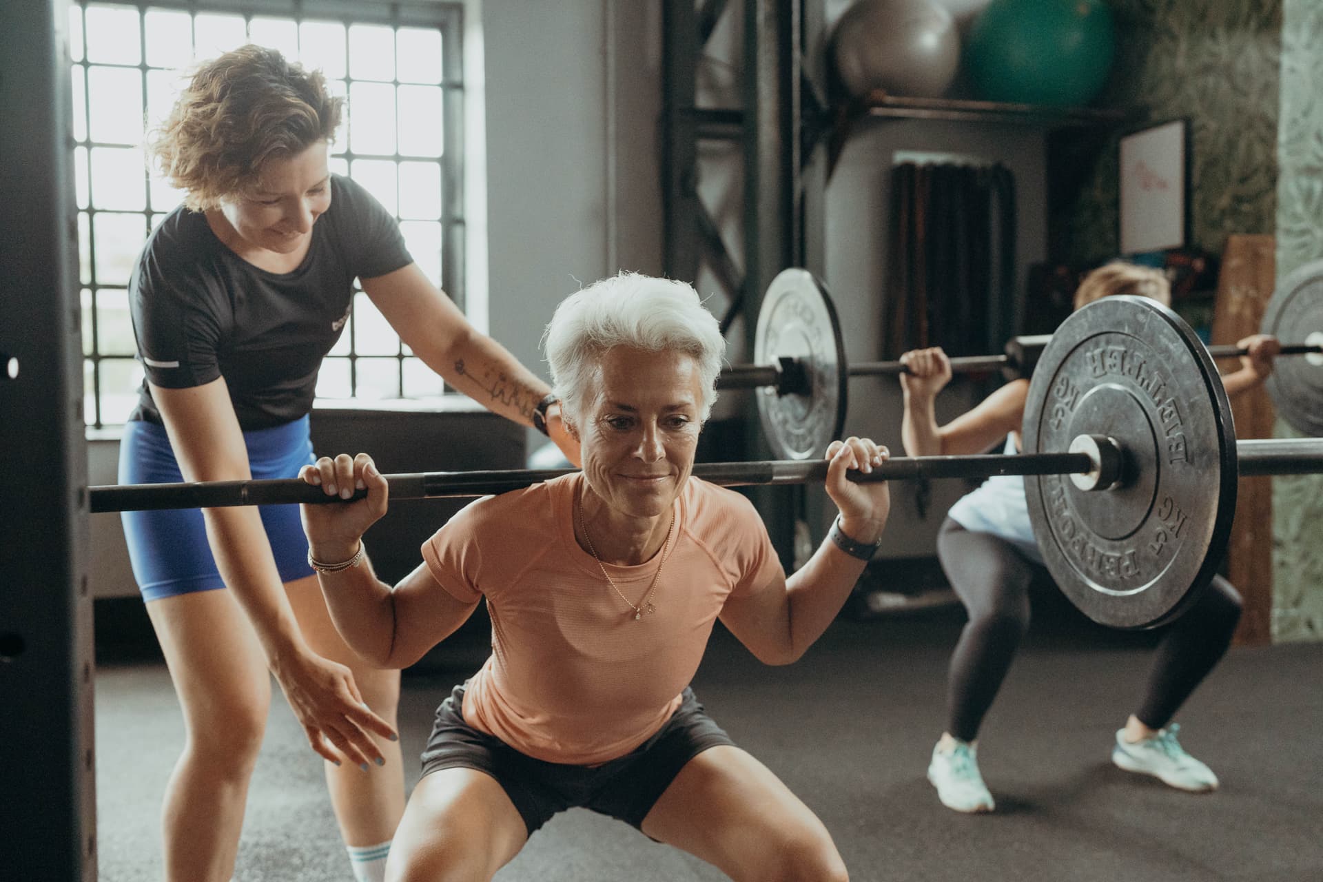 Fitte ältere Frau trainiert im Fitnesskurs in Köln Ehrenfeld