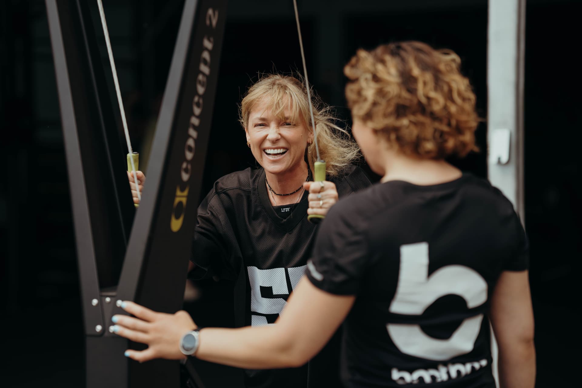 Frau beim hyrox training in der bootbox köln