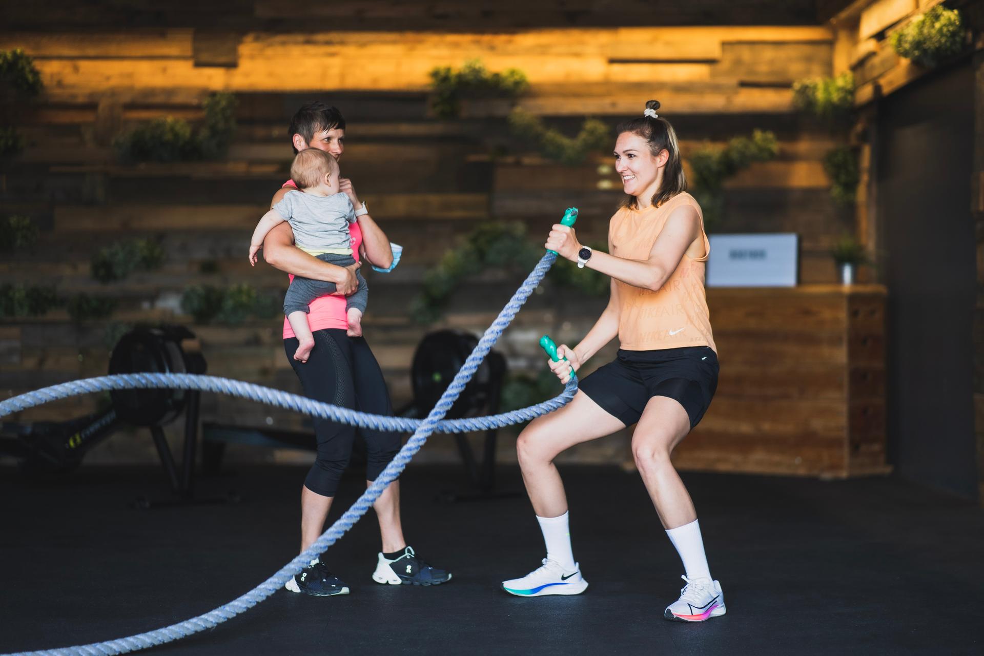 Mutter trainiert an den Battle Rope im Personaltraining in der Bootbox.