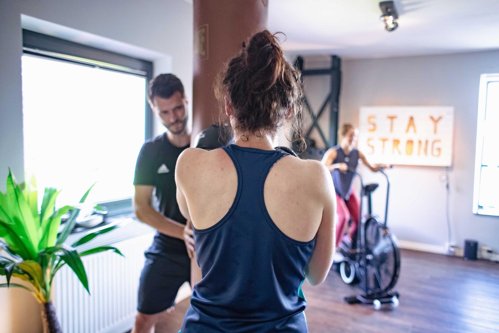 Personaltraining zu zweit am Boxsack und Airbike.