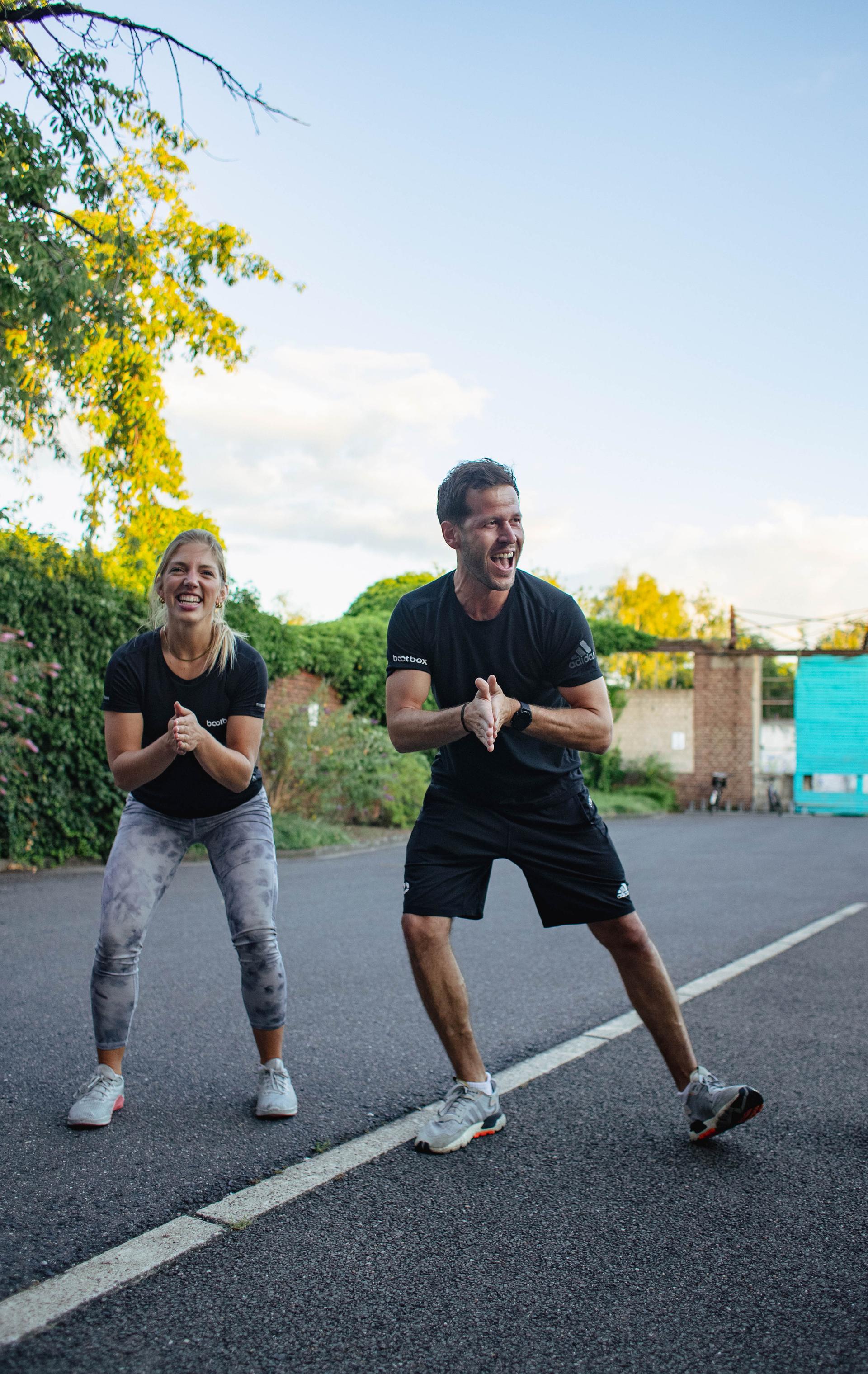 Die Fitnesstrainer Timo Wagner und Christine Klemm auf dem Parkplatz der Bootbox in Köln Ehrenfeld.