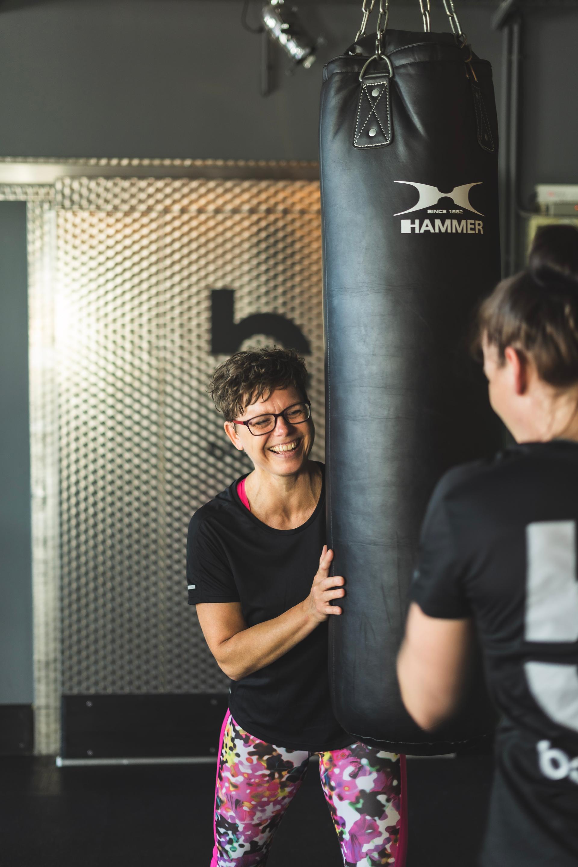 Trainerin Nadine Schulz am Boxsack.