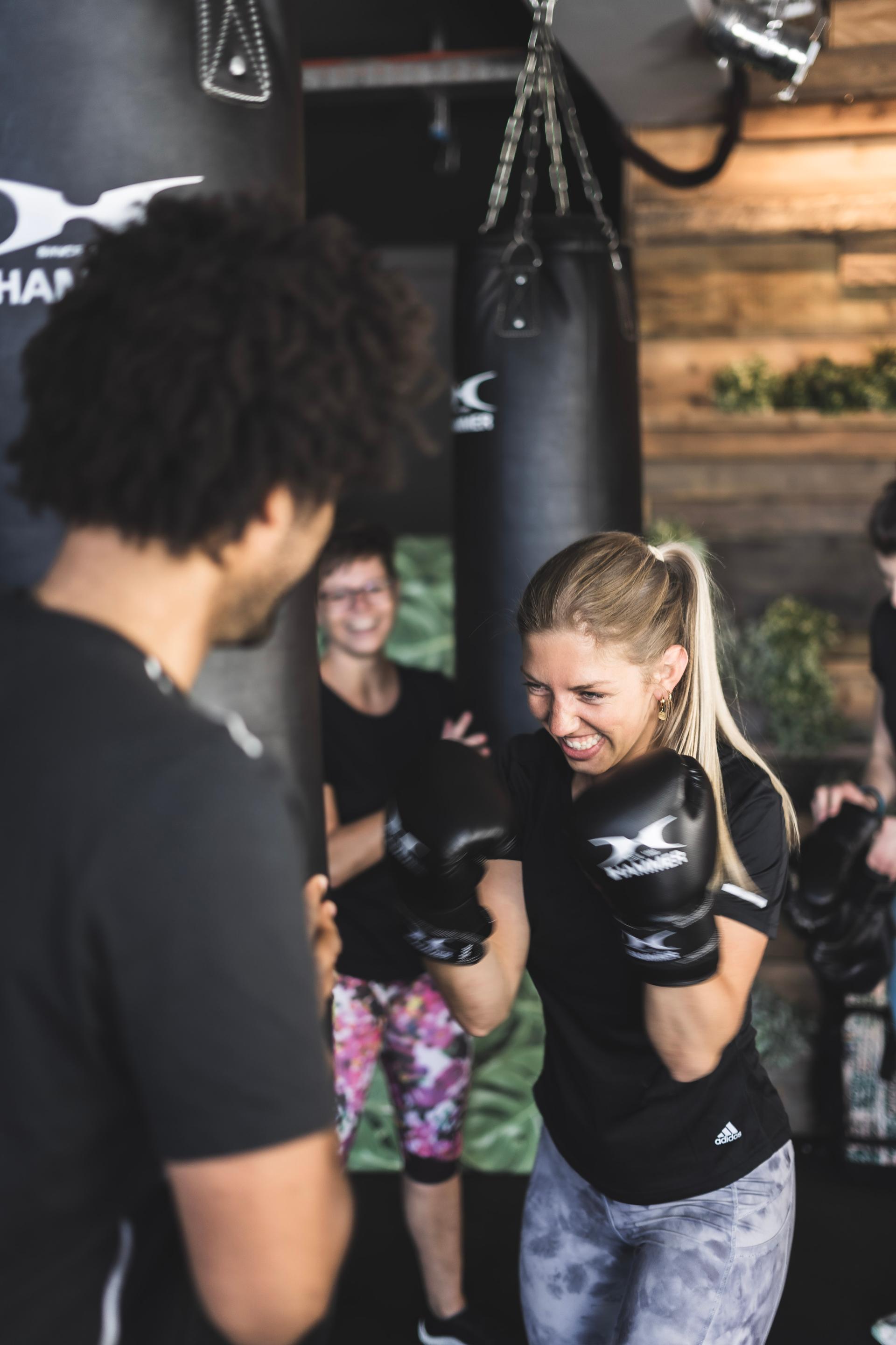 Fitnesstrainerin Christine Klemm boxt am Bocksack.