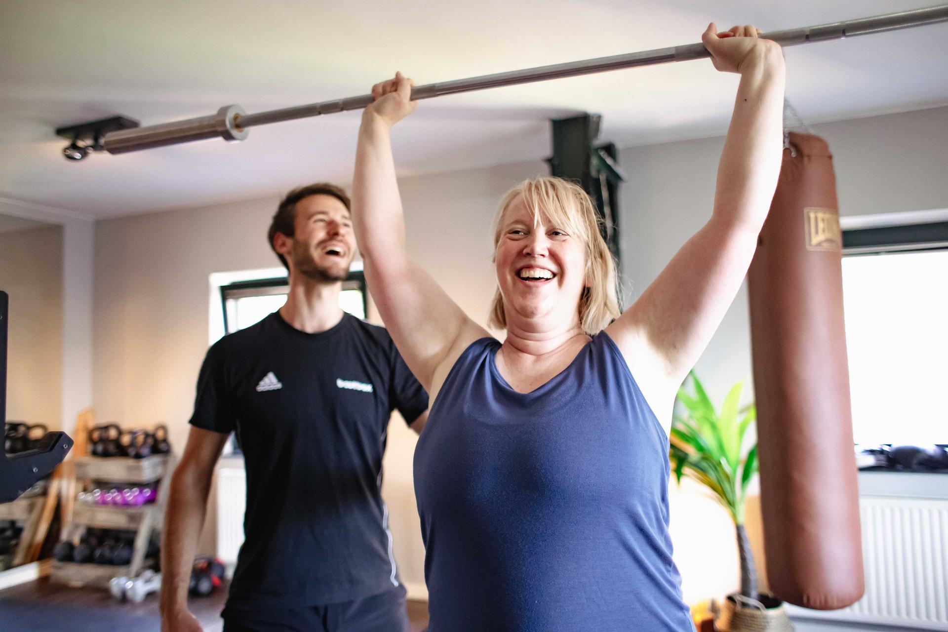 Eine Sportlerin beim Overhead press im Personal Training in der Bootbox Köln