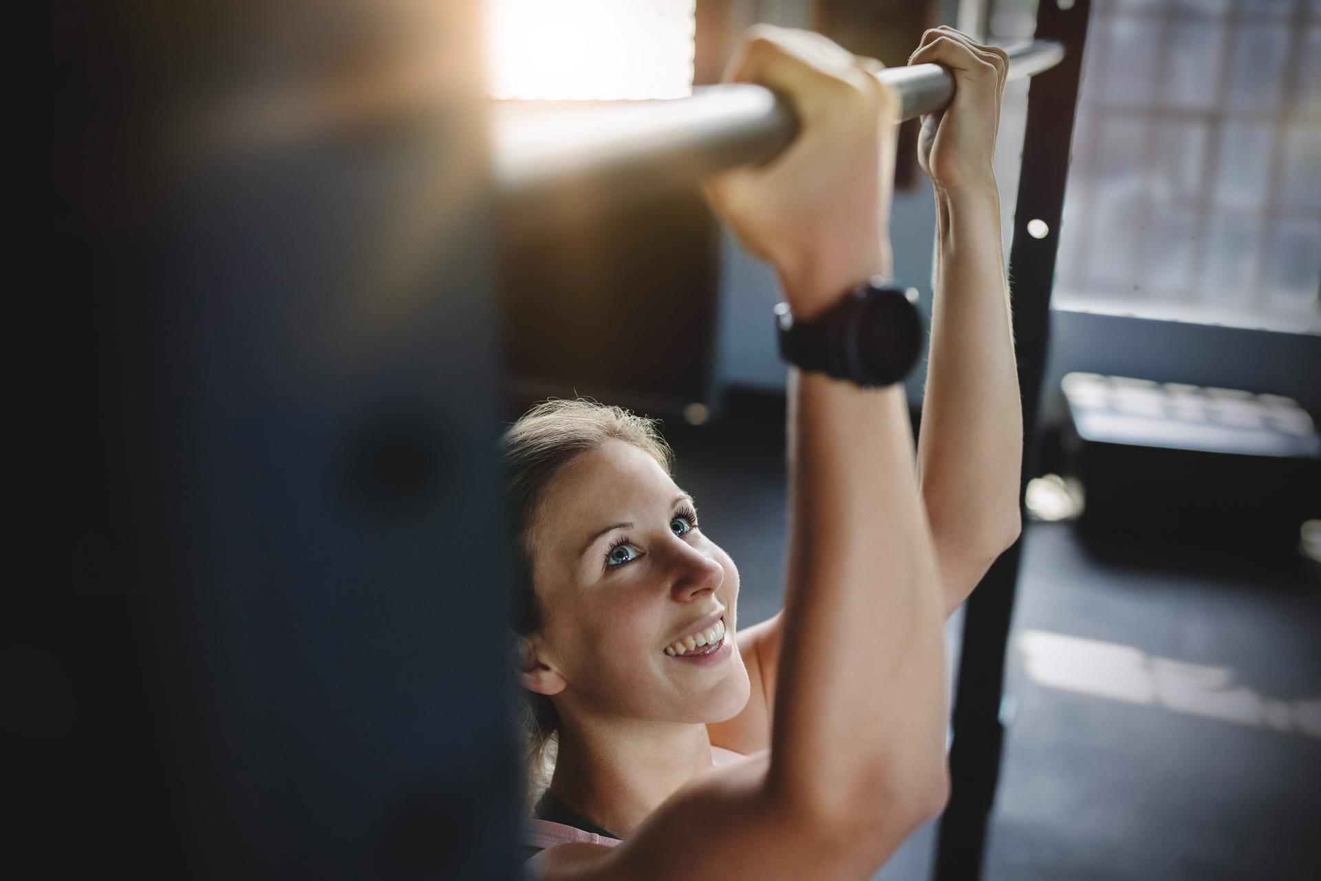 Teilnehmerin des Shape Kurses macht Klimmzüge.