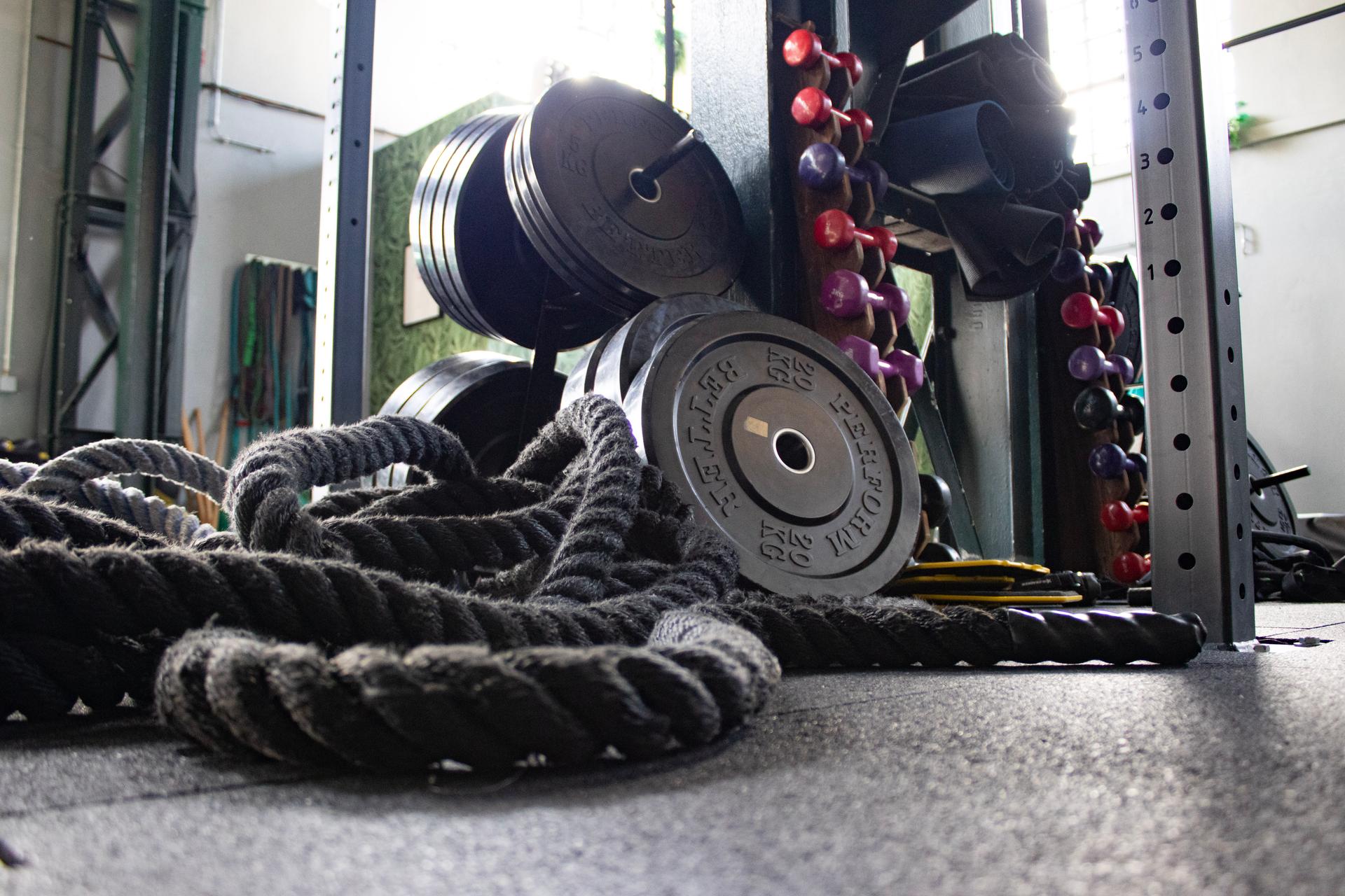 Battle Rope und Gewichte liegen in der Halle.