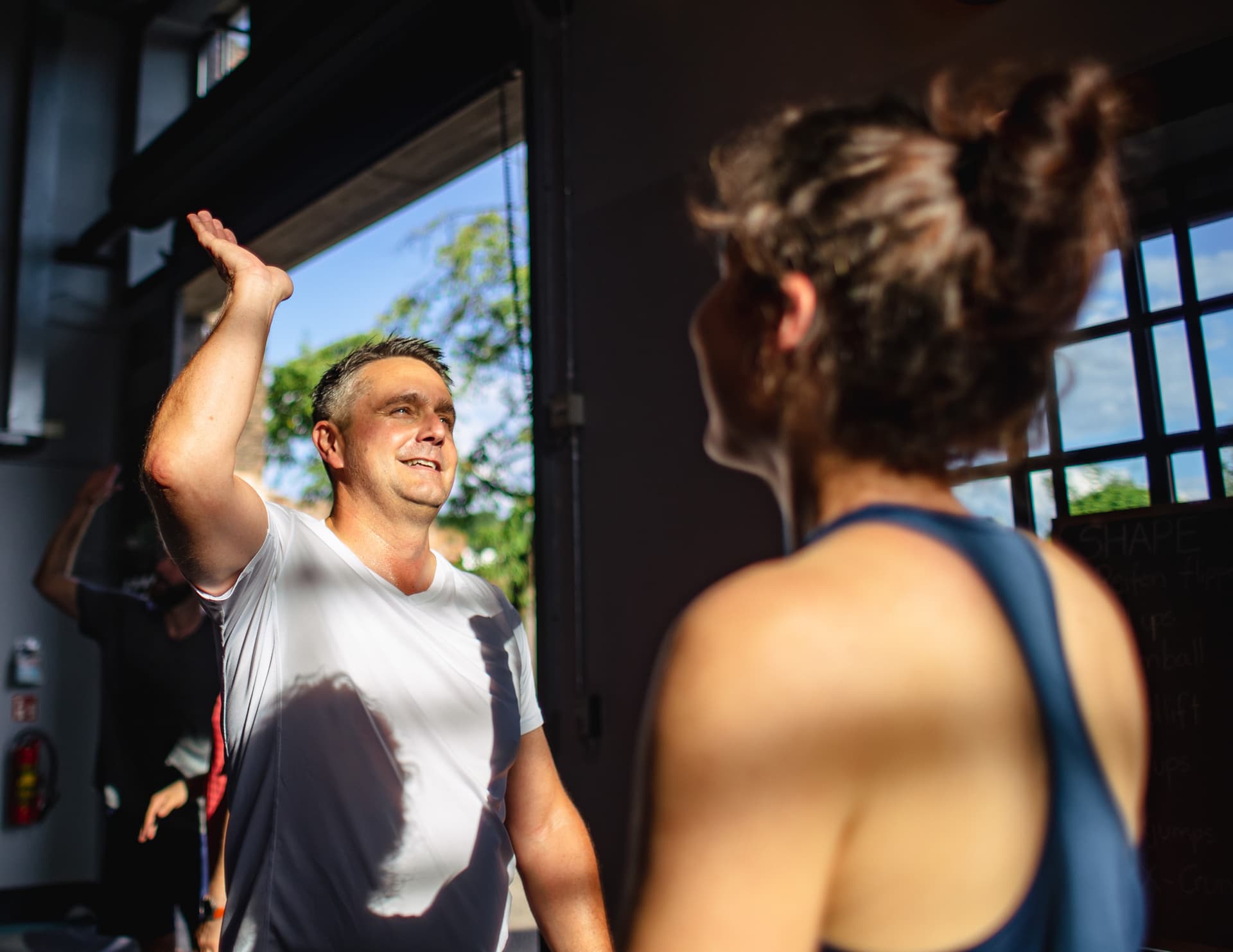 Kursteilnehmer macht High Five mit Kursteilnehmerin des Shape Kurses.