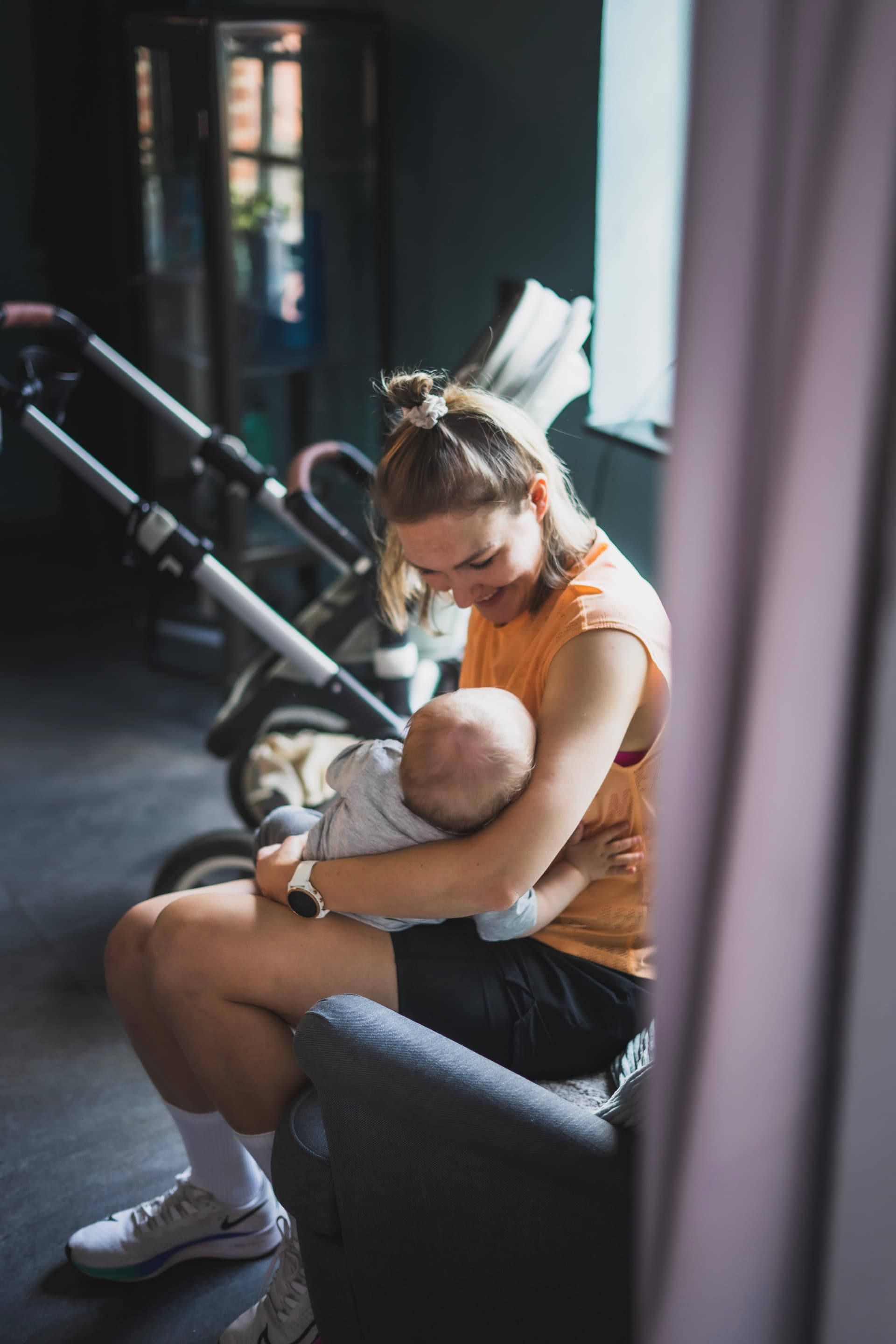 Mama stillt ihr Baby während Sportkurs der Bootbox Köln Ehrenfeld