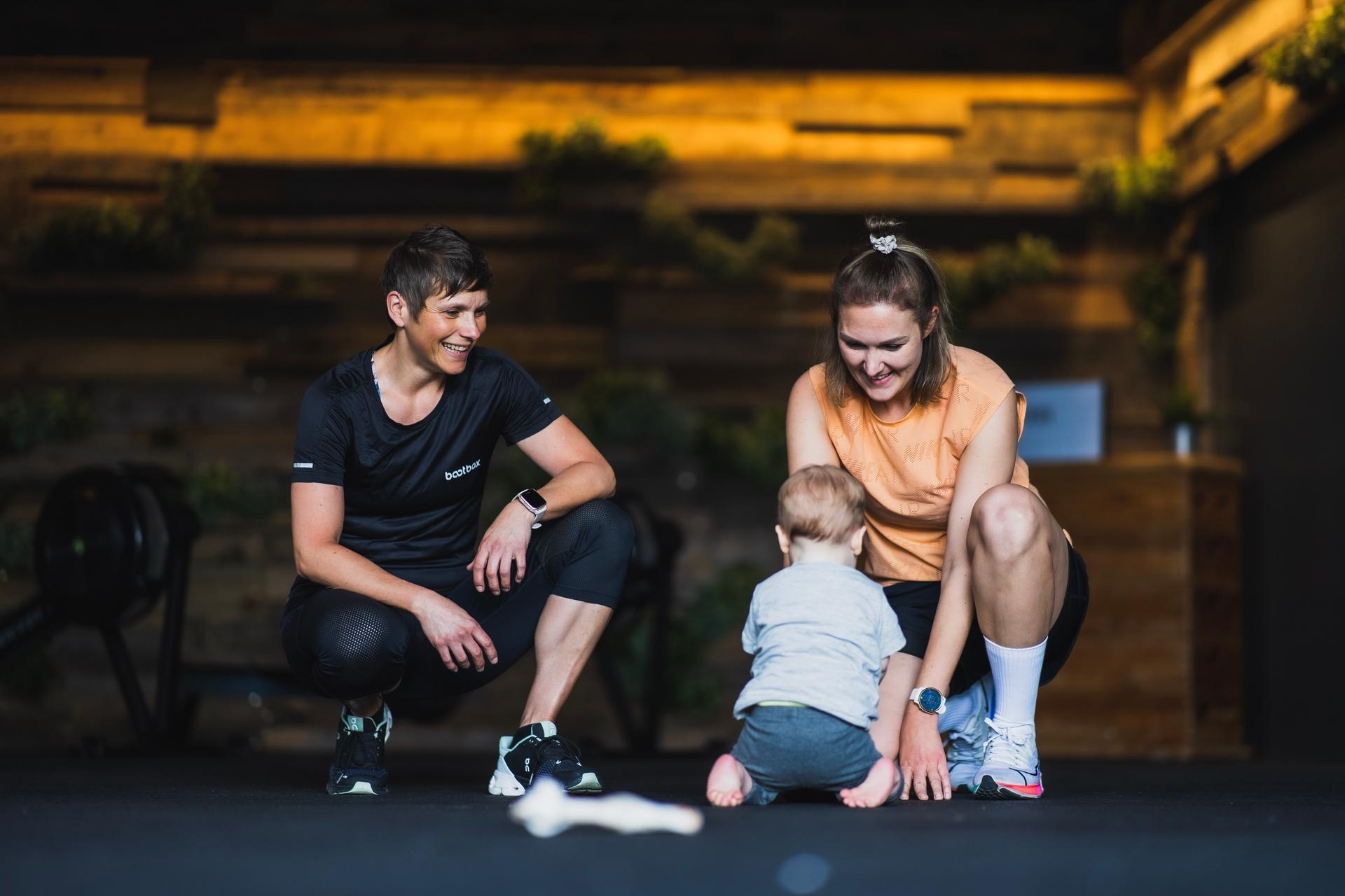 Fitnesstrainerin und Mama mit ihrem Baby bei Sportkurs mit Kind Bootbox Köln Ehrenfeld