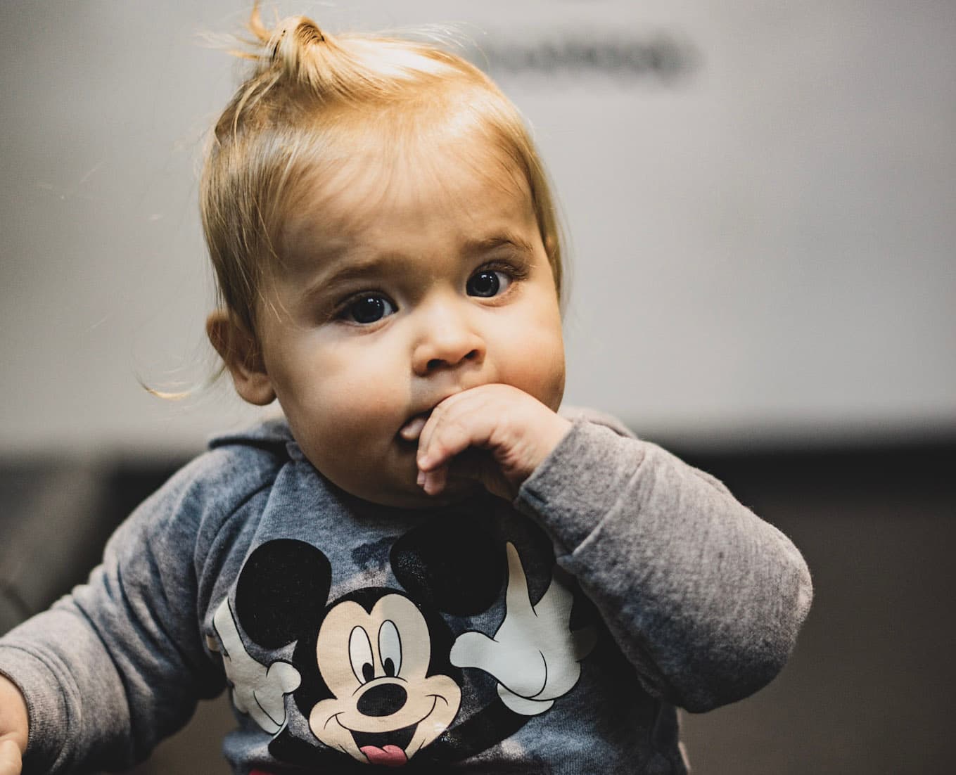 Ein Baby sitzt auf dem Boden während des Fitnesskurses der Bootbox