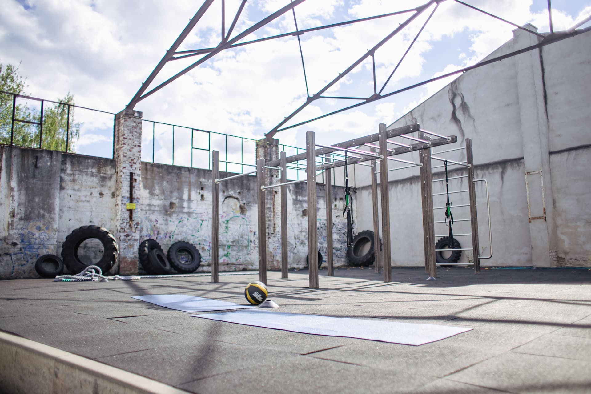 Die Outdoor Area mit Functional Training Tower der Bootbox Köln