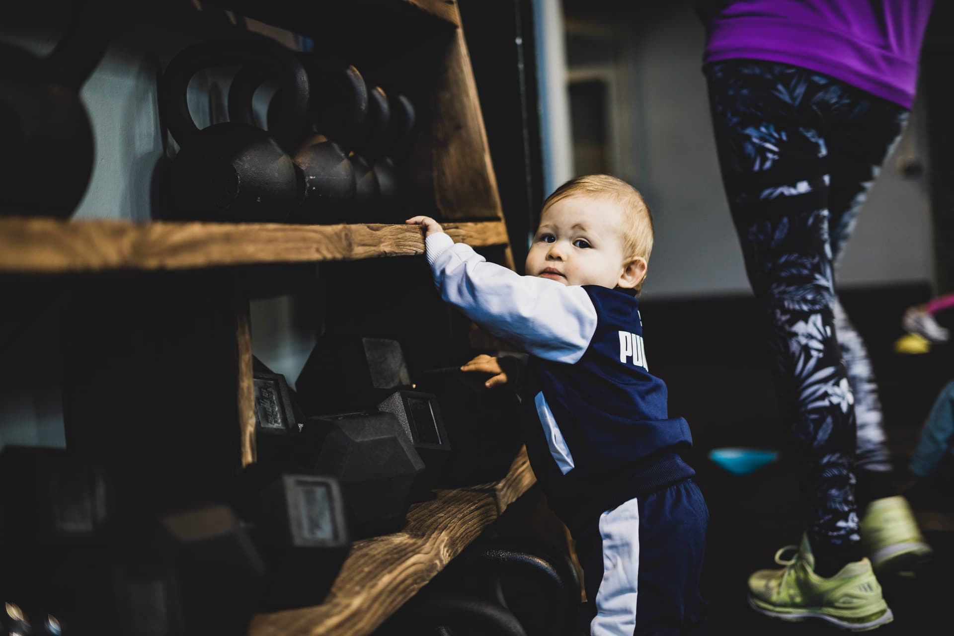 Kind am Kettlebell Regal der Bootbox Köln Ehrenfeld Fit Mum Kurs