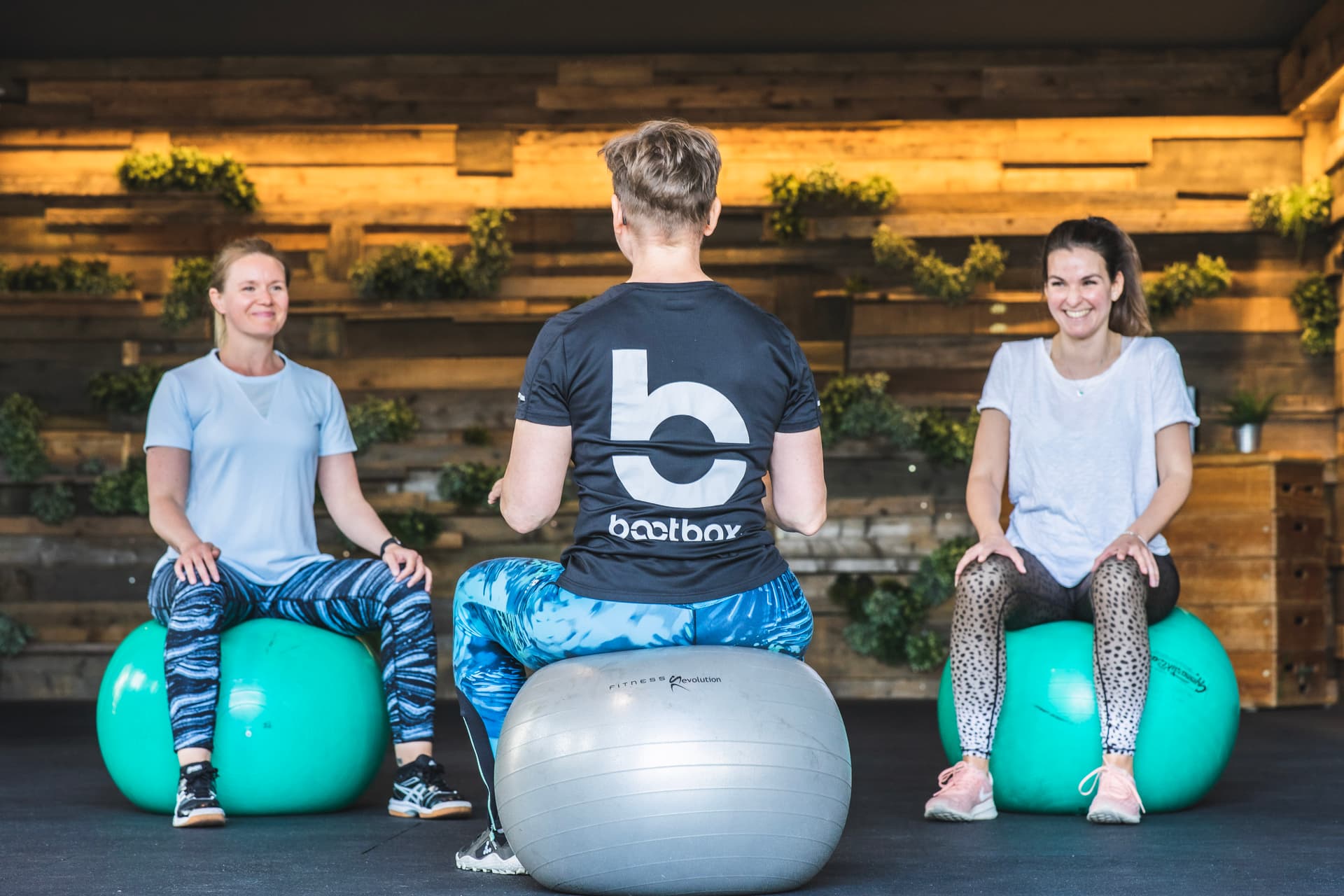 Beckenbodentraining auf Gymnastikball im Rückbildungskurs der Bootbox in Köln Ehrenfeld