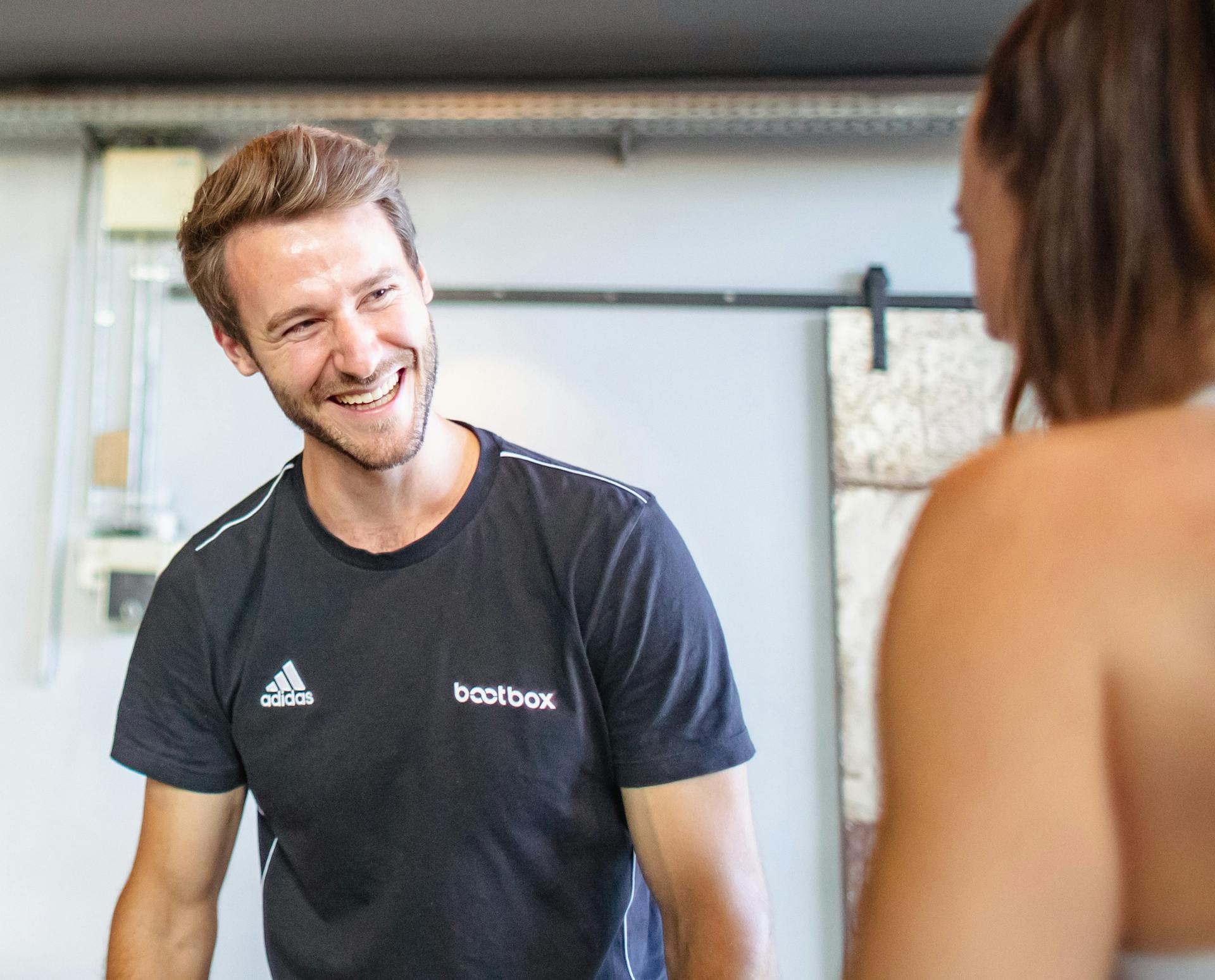 Personal Trainer Santosha gibt eine Fitnessstunde in der Bootbox Köln