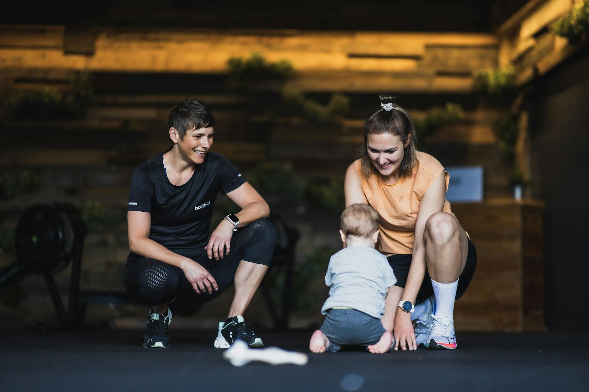 Fitnesstrainerin und Mama mit ihrem Baby bei Sportkurs mit Kind Bootbox Köln Ehrenfeld
