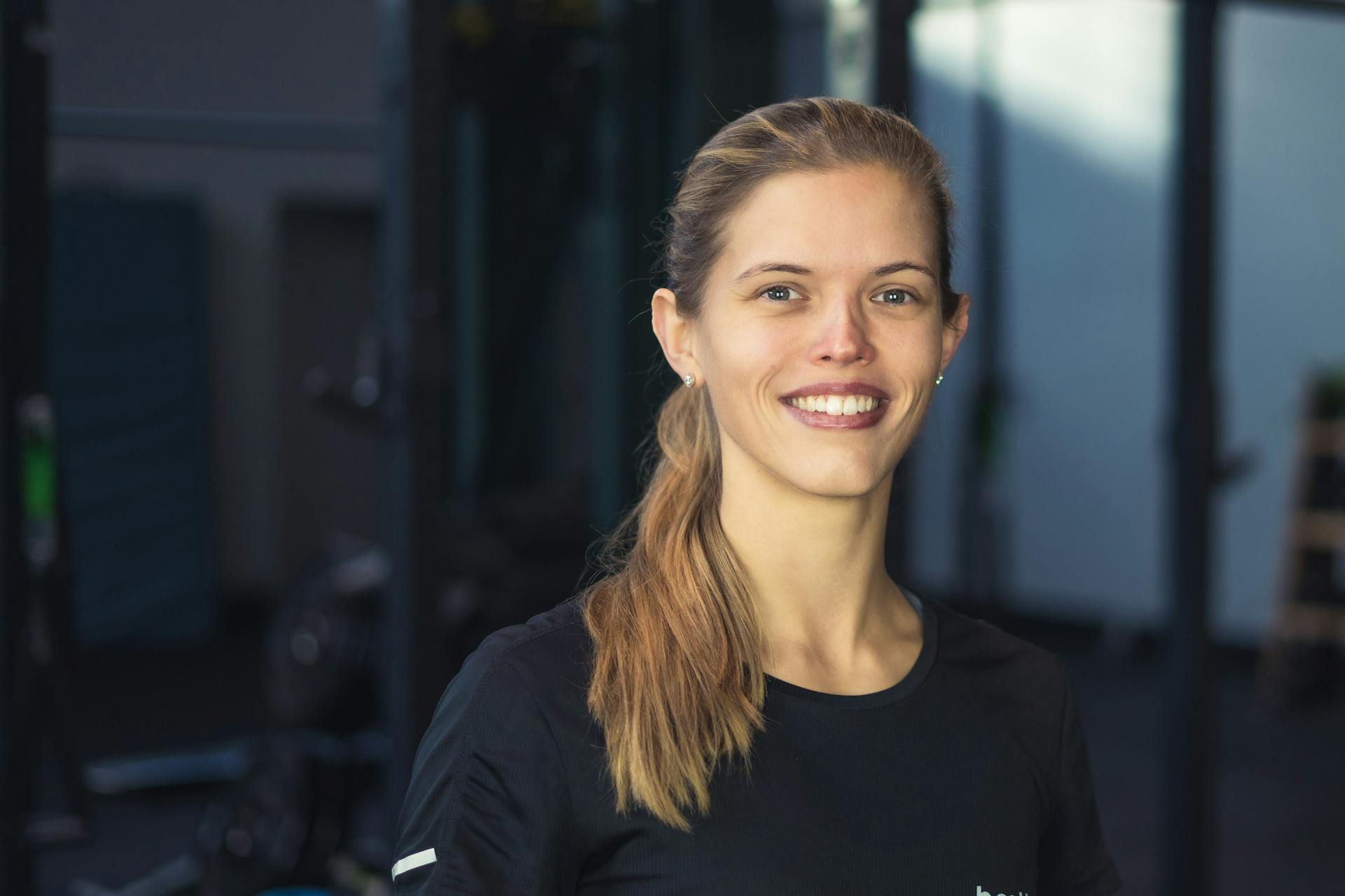 Die Bootbox Trainerin Jana Bachström lächelt in die Kamera.