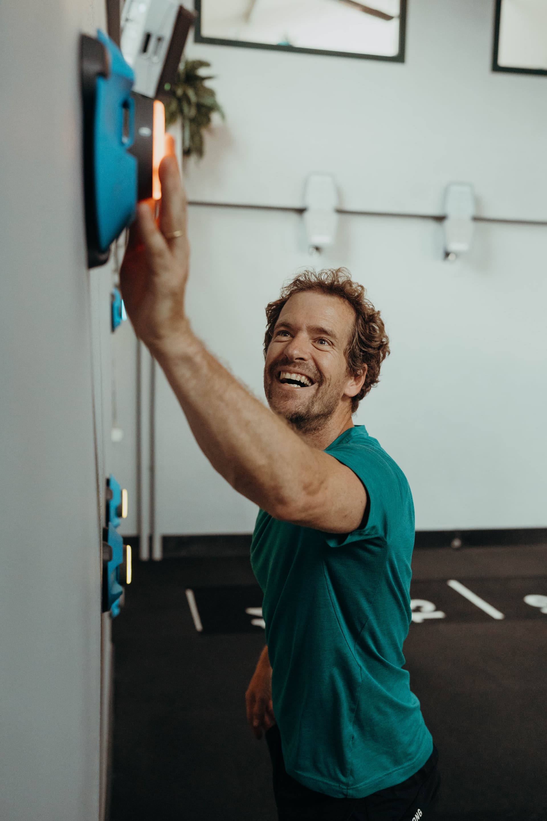 Mann an den Blazepods bei dem Fitnesskurs Burn in dem Fitnessstudio Bootbox Köln.