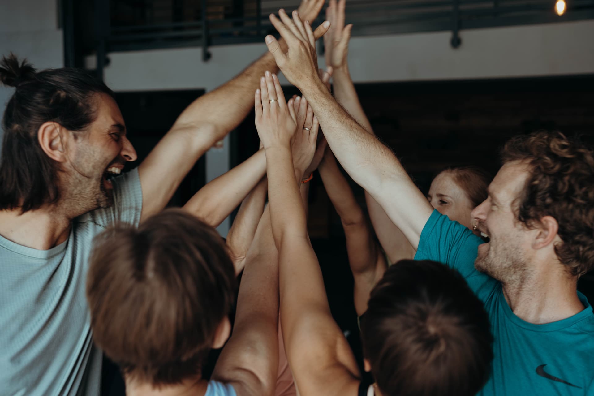 Mann an den Blazepods bei dem Fitnesskurs Burn in dem Fitnessstudio Bootbox Köln.