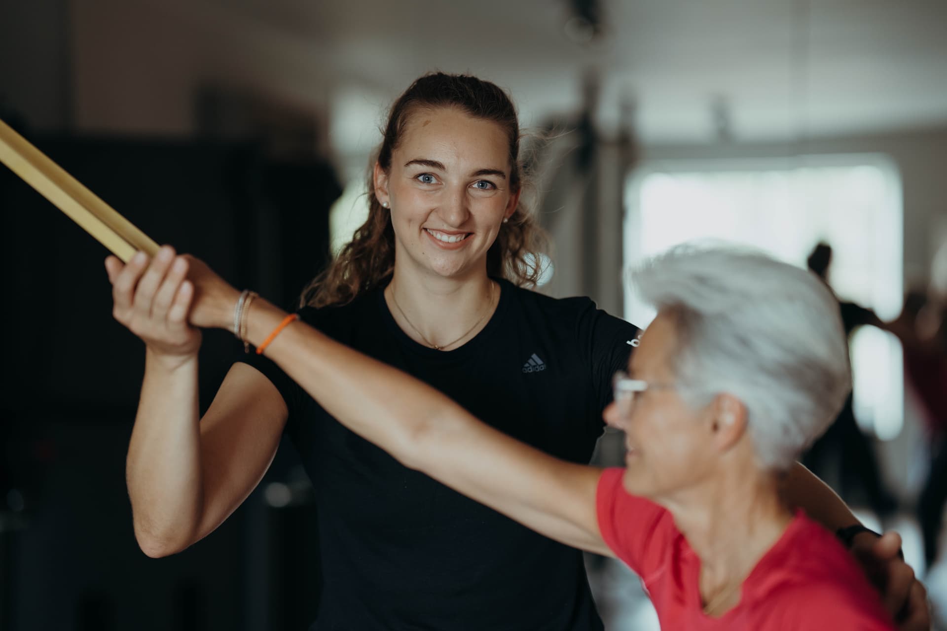 Personal Training Caroline beim Rudern mit dem Superband