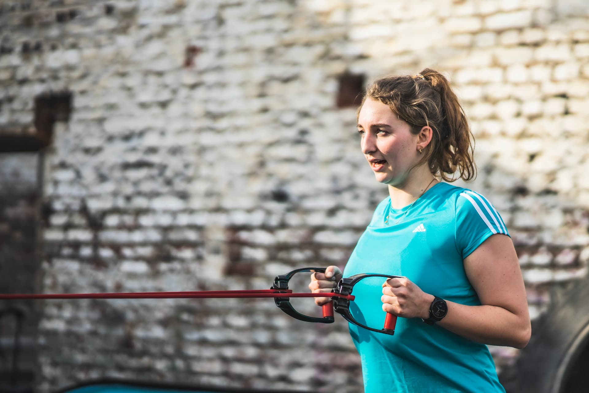 Personal Training Caroline beim Rudern mit dem Superband