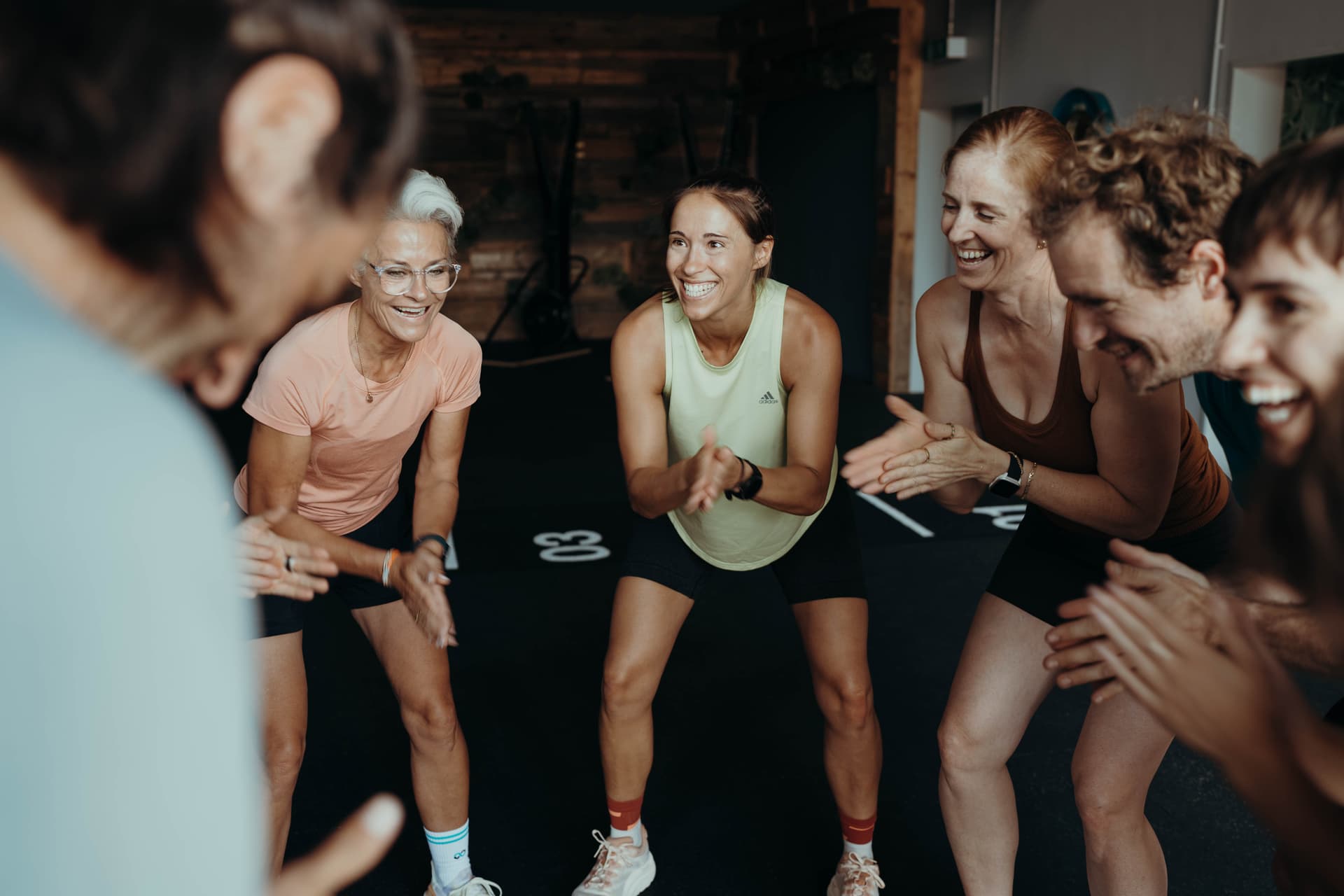 Fitnesstrainer Christoph Adelmann beim Coachen einer Gruppe in der Bootbox zum Thema Firmenfitness