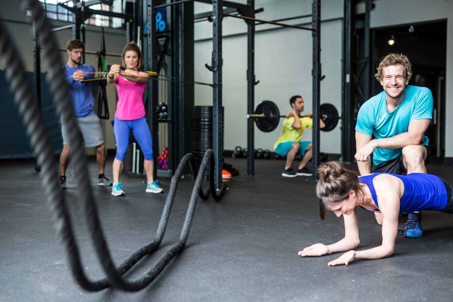 Fitnesstrainer Christoph Adelmann beim Coachen einer Gruppe in der Bootbox